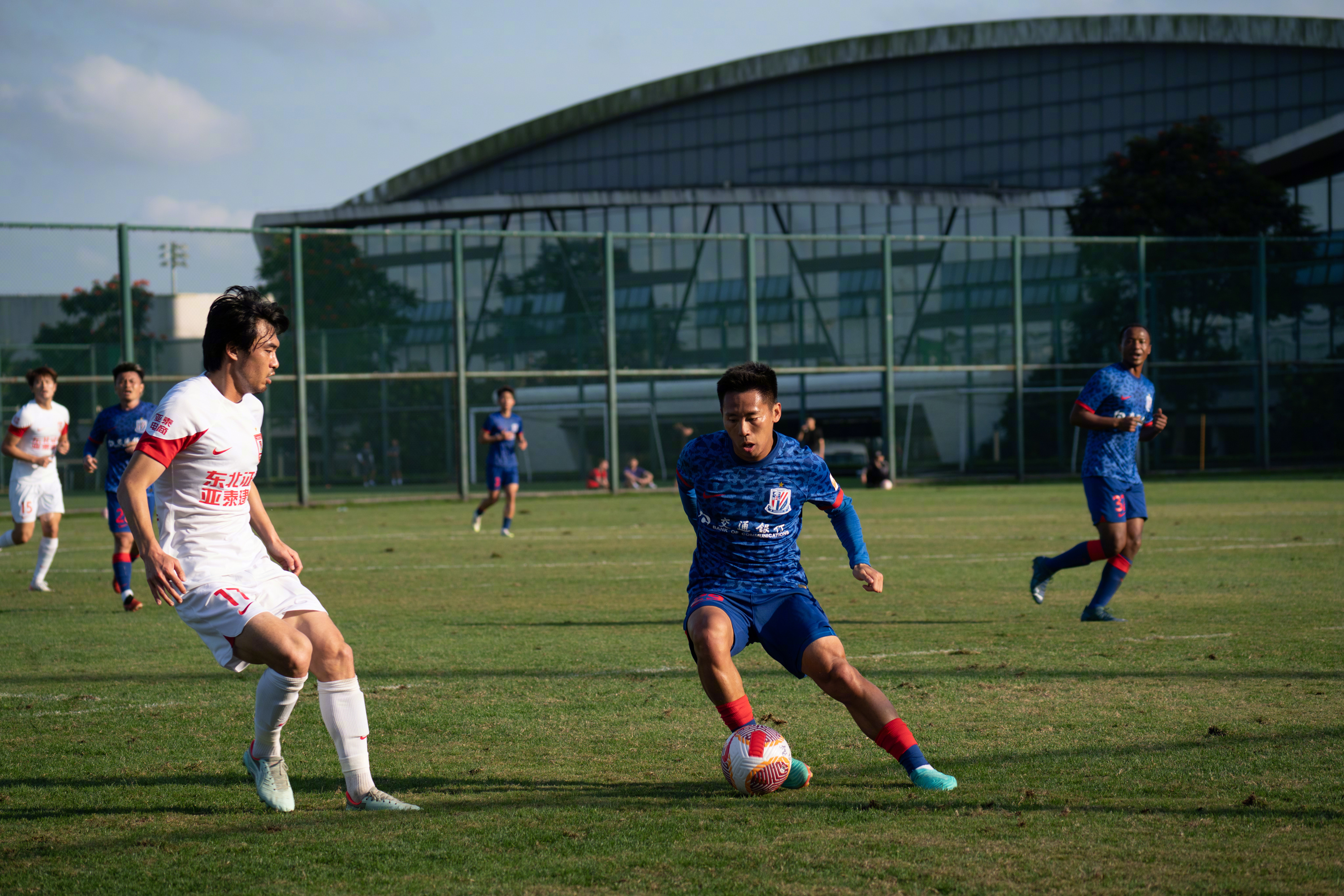 赛前体能课后，阿斯顿维拉战术微调备战中超，气氛紧张，阵容厚度经受考验(阿斯顿维拉vs埃弗顿回放)